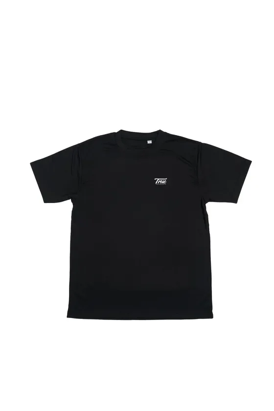 左胸に白いロゴ「True」がプリントされた黒いTシャツ