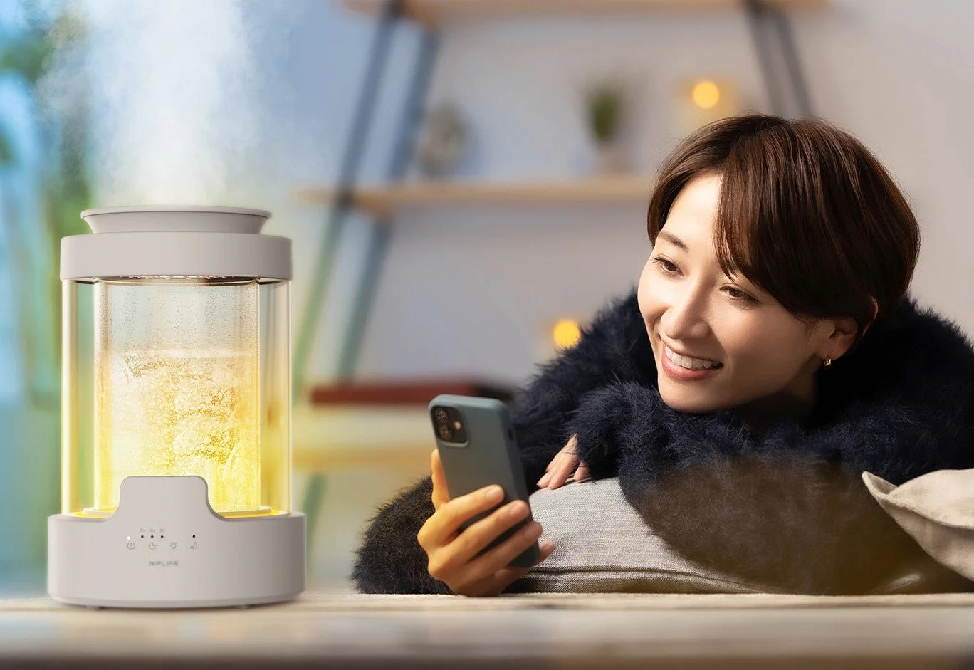 スマートフォンを操作する女性と加湿器