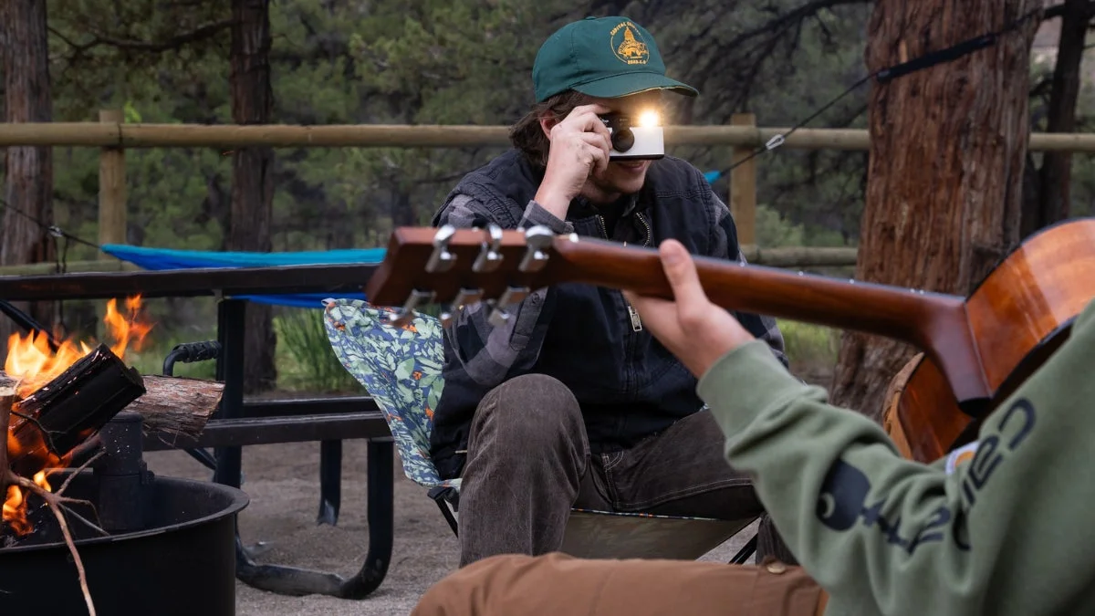 焚き火を囲む人々