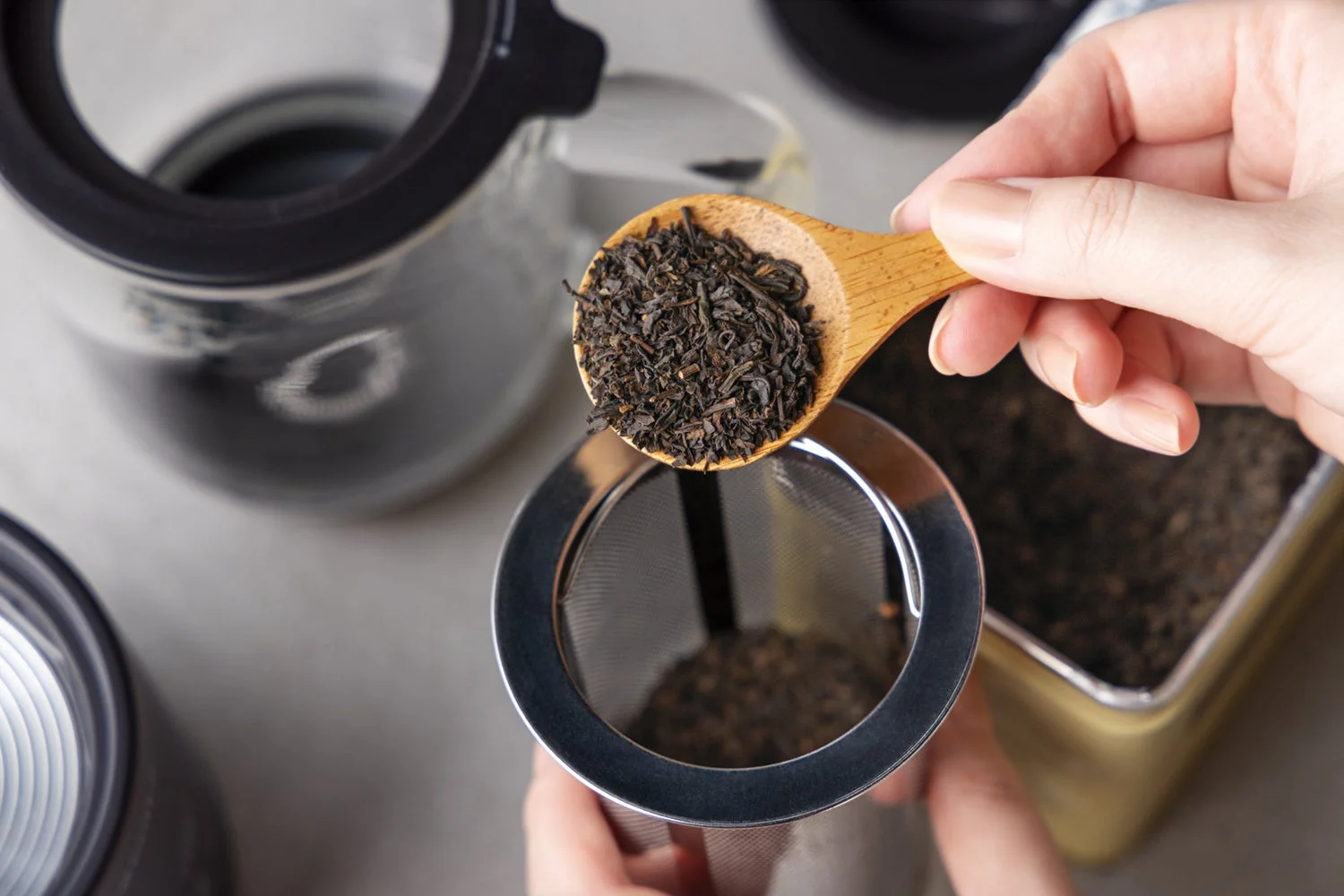 茶葉を茶こしに入れている手元