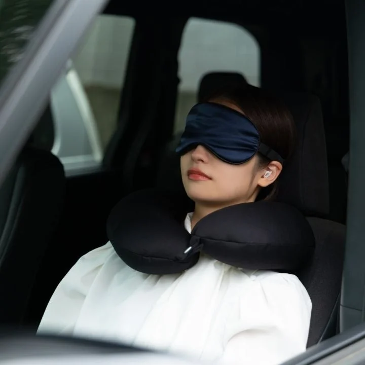 車内で眠る女性