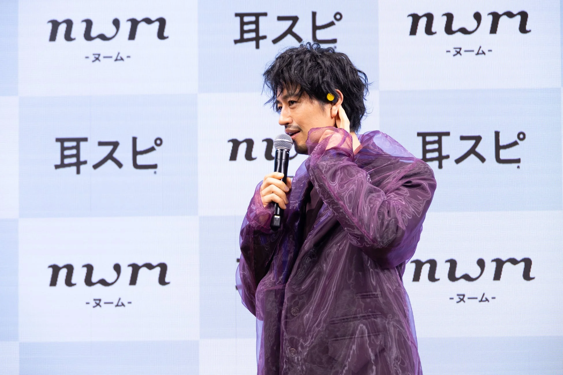 マイクを手に話す斎藤工さん