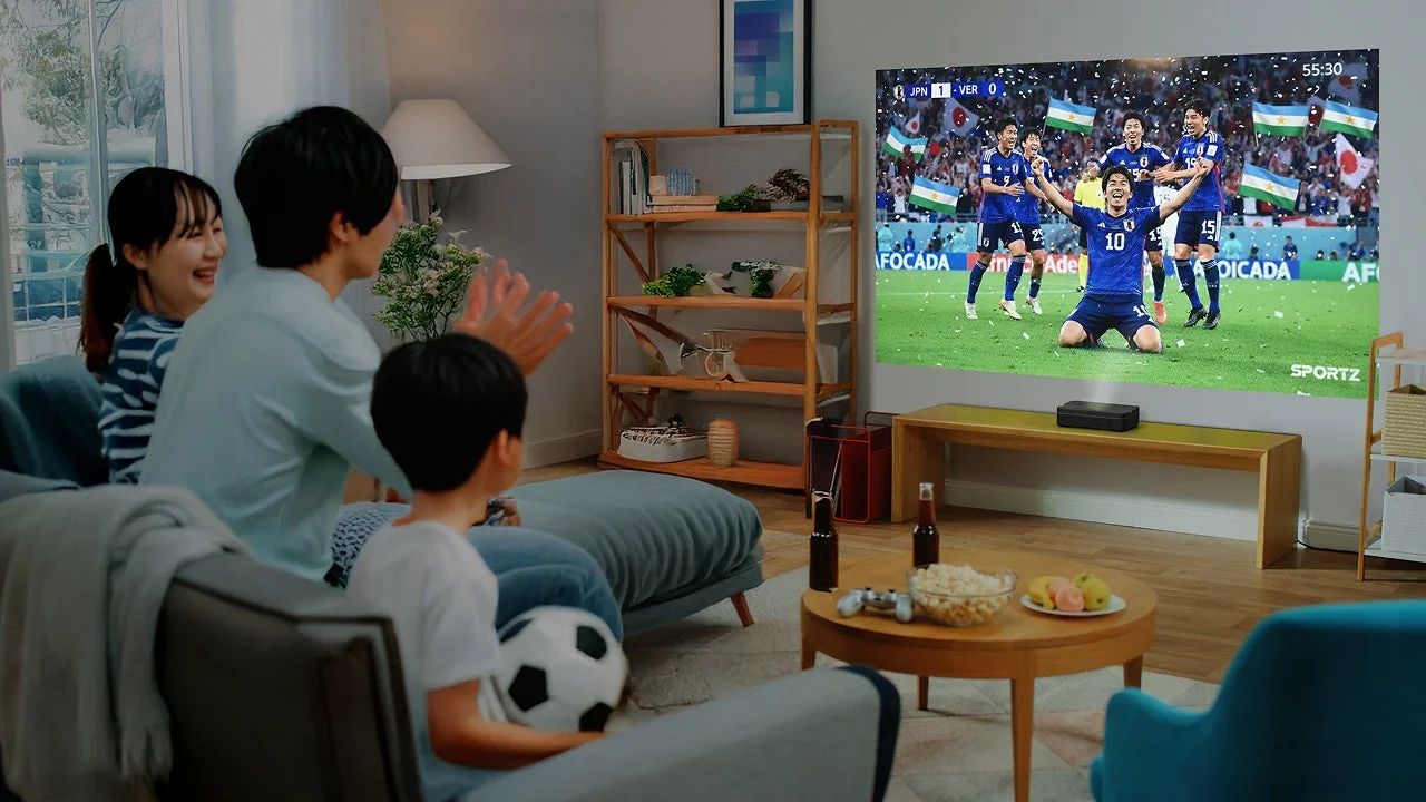 リビングでサッカー観戦を楽しむ家族