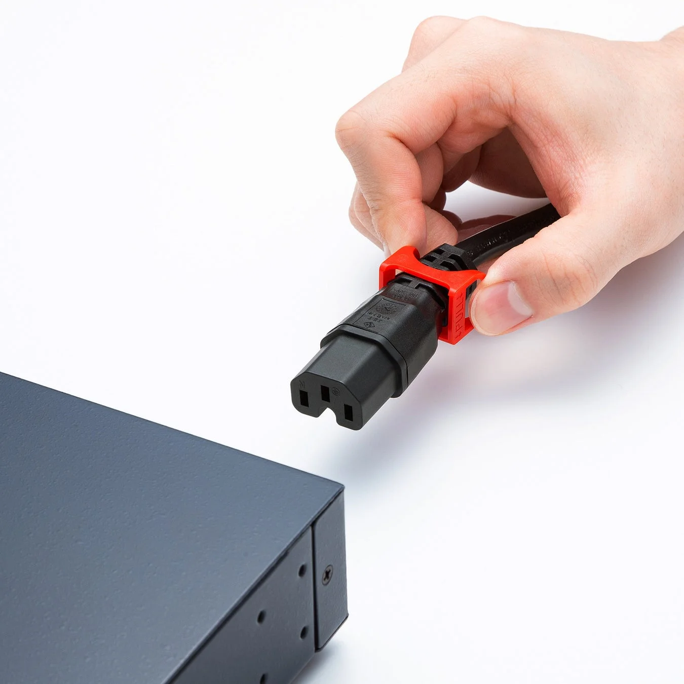 電源ケーブルを接続する様子