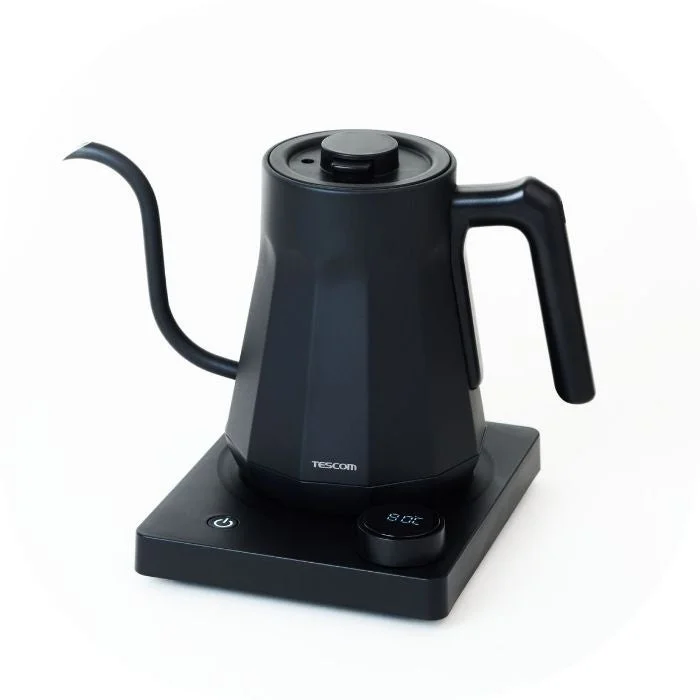 温度調節機能付きのマットブラックの電気グースネックケトルが、白い背景に置かれている様子を捉えた画像です。