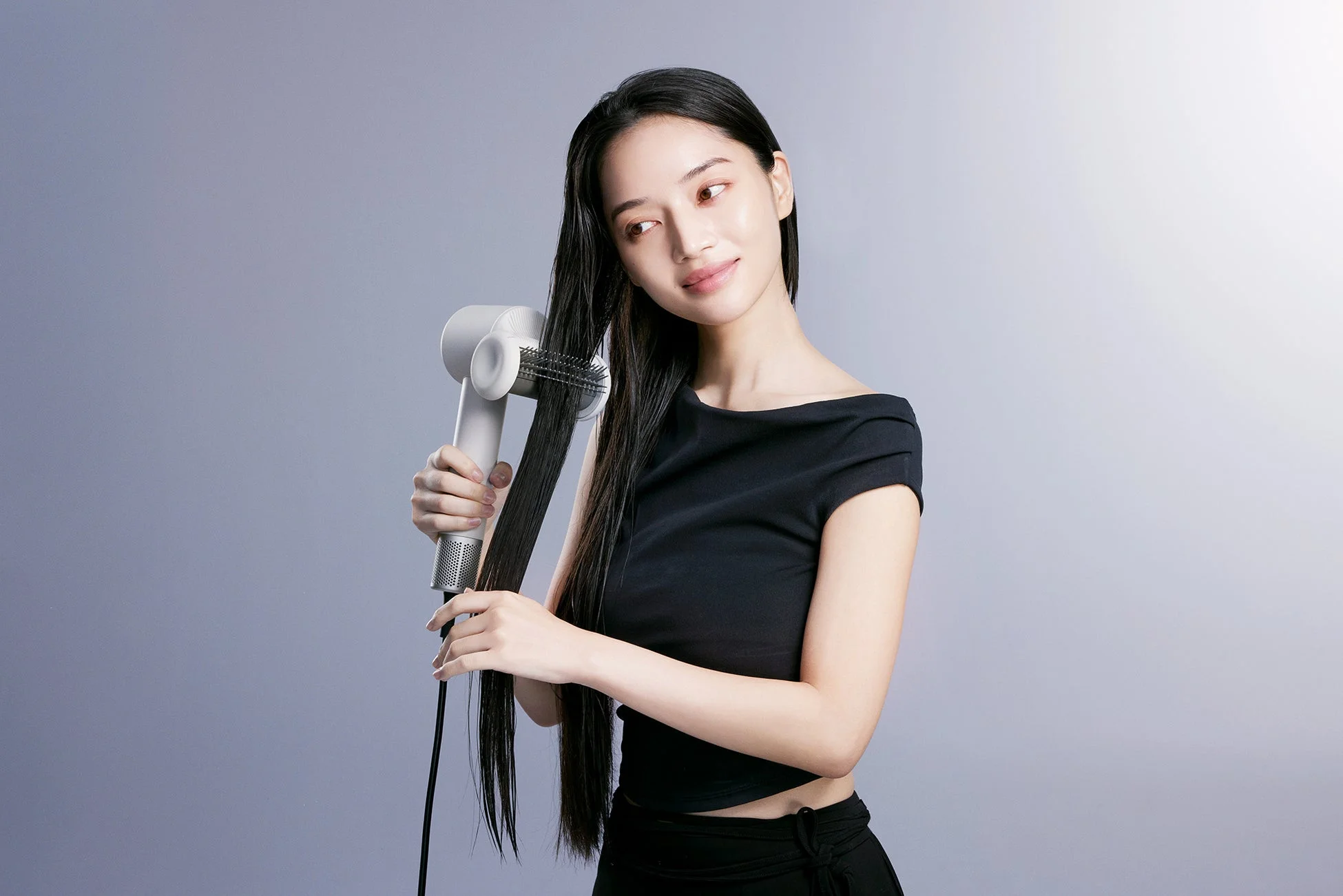 女性がブラシドライヤーを使用