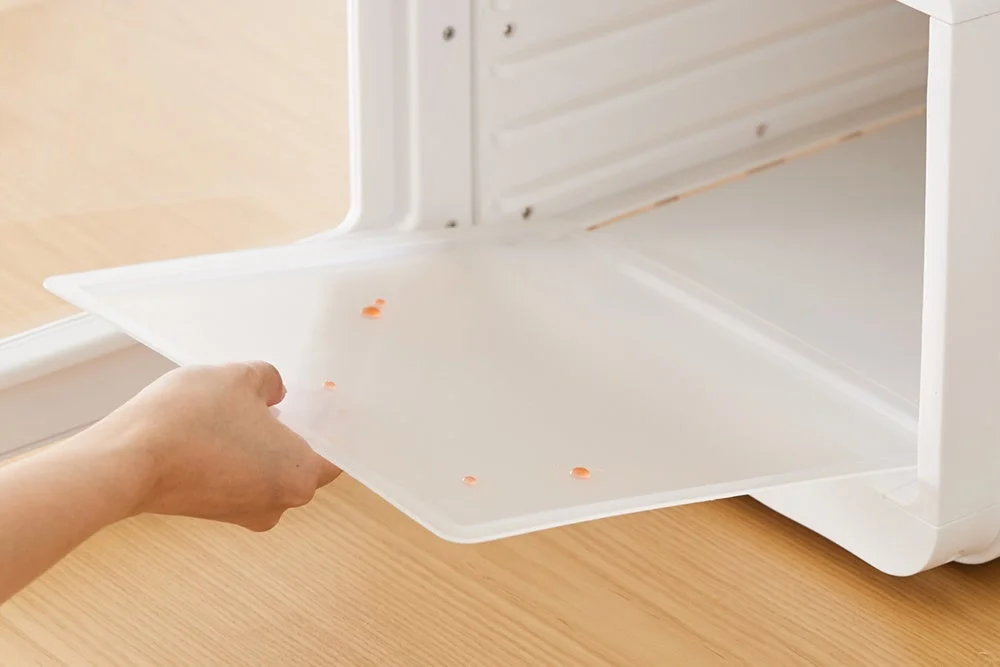 トレイを取り出して洗浄する様子