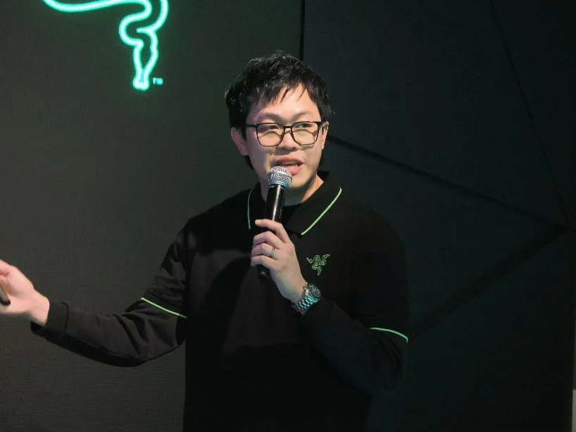 プレゼンテーション中の男性