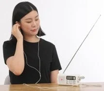 女性がイヤホンでラジオを聴いている