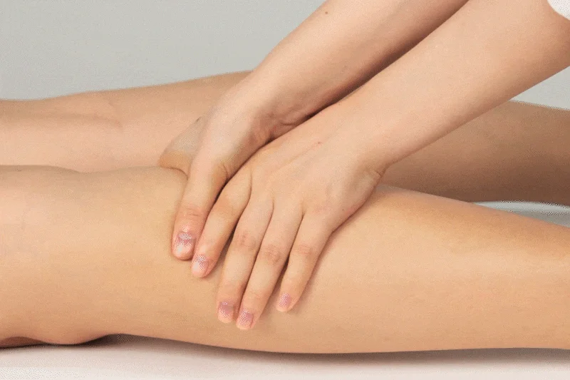 太ももをマッサージする手