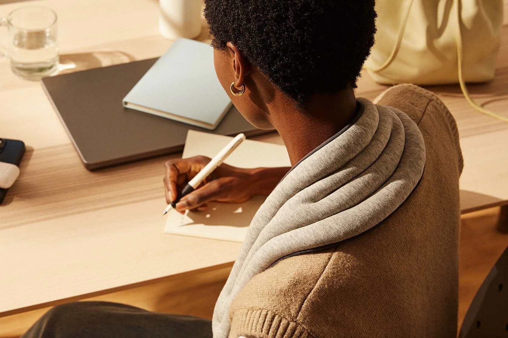 Heated Neck Wrapを着用している人物