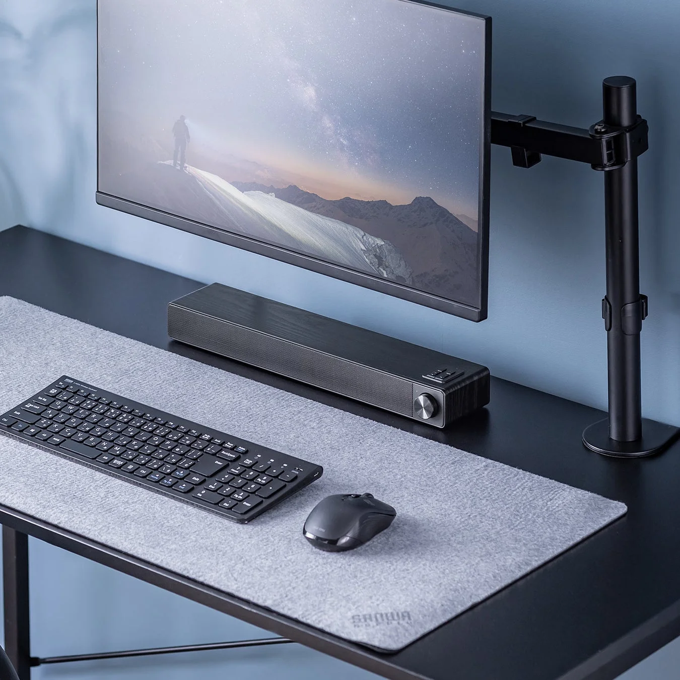 モダンなPCデスクのセットアップが写っています