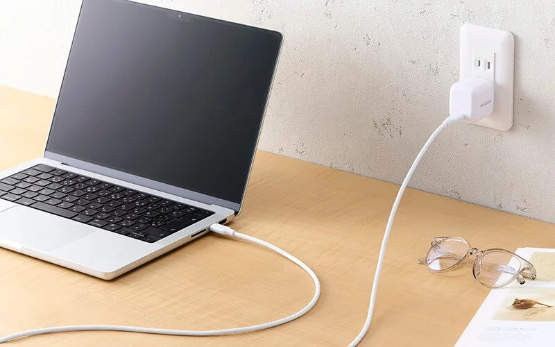 PCを充電する様子