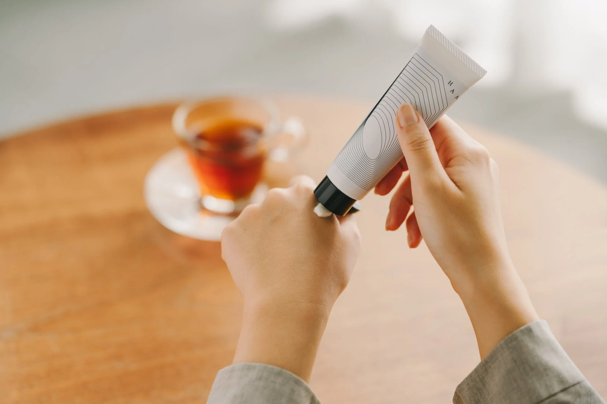 ハンドクリームを塗る様子