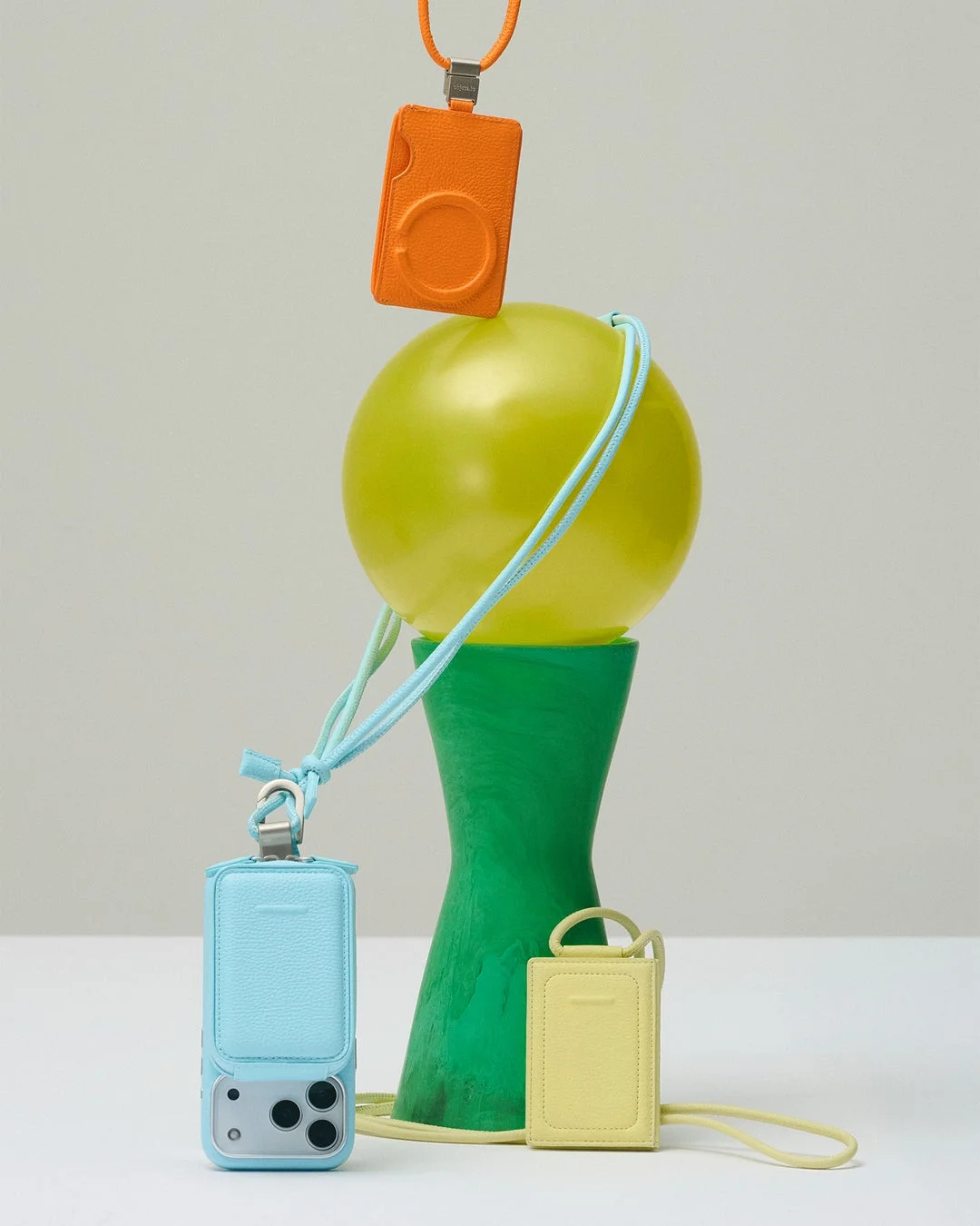 カラフルなスマホアクセサリーとウォレットの静物写真