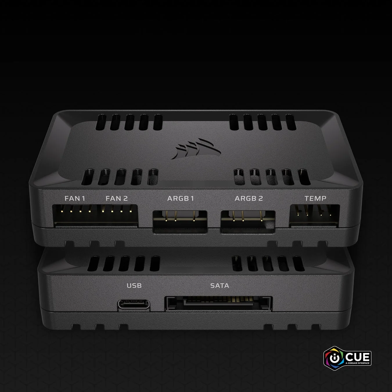 PCのファンやRGBライティング、温度などを制御するための黒いコントローラーデバイス。