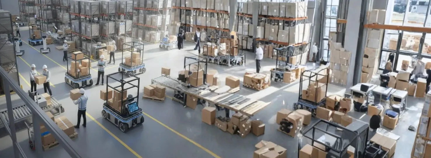 倉庫で働くロボットと作業員