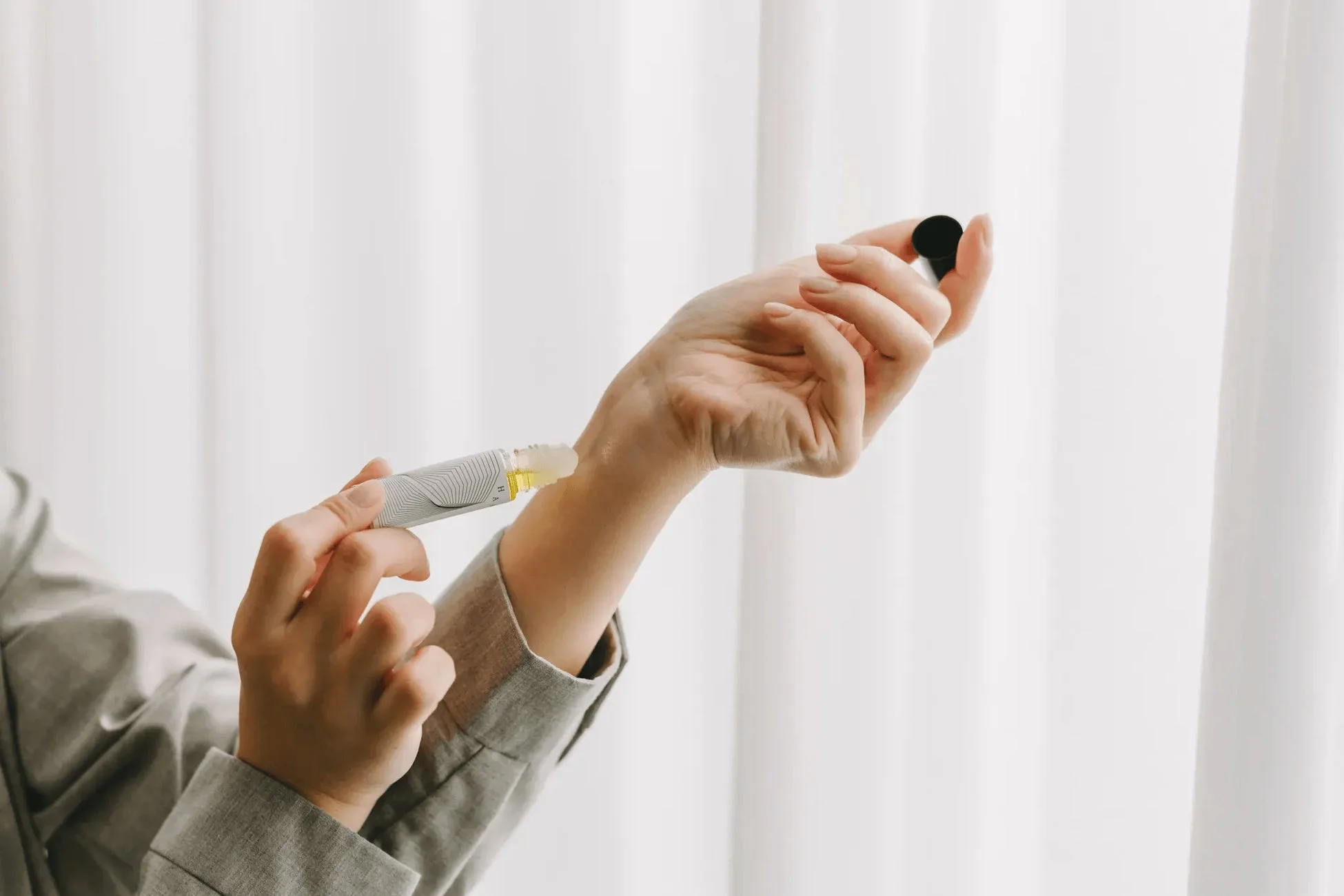 ロールオンアロマを塗る様子