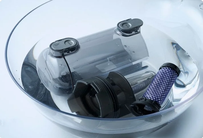 ダストカップを水洗いする様子