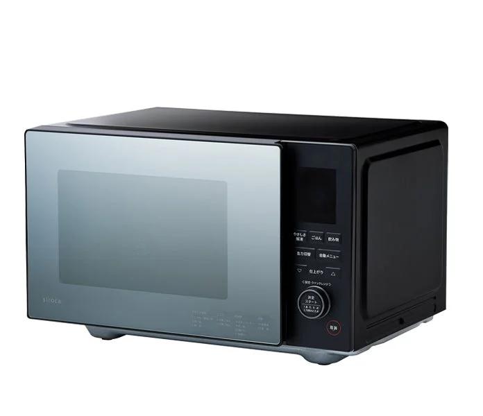 黒い本体と反射性のドアを持つモダンな電子レンジ