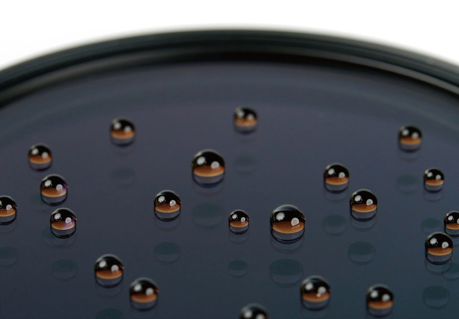 水滴が表面を弾いている様子