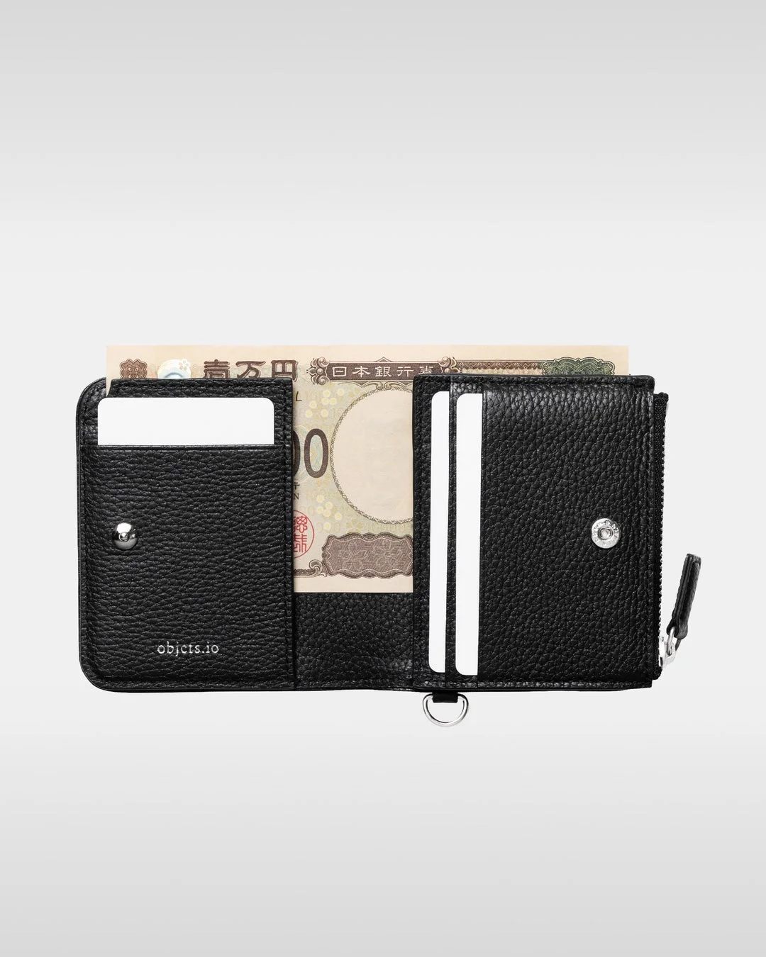 黒い革製の二つ折り財布と日本の紙幣