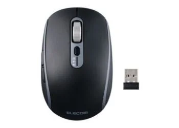 エレコム製の黒いワイヤレスマウスとUSBレシーバーが白い背景に置かれている画像です。スクロールホイールやサイドボタンが見えます。