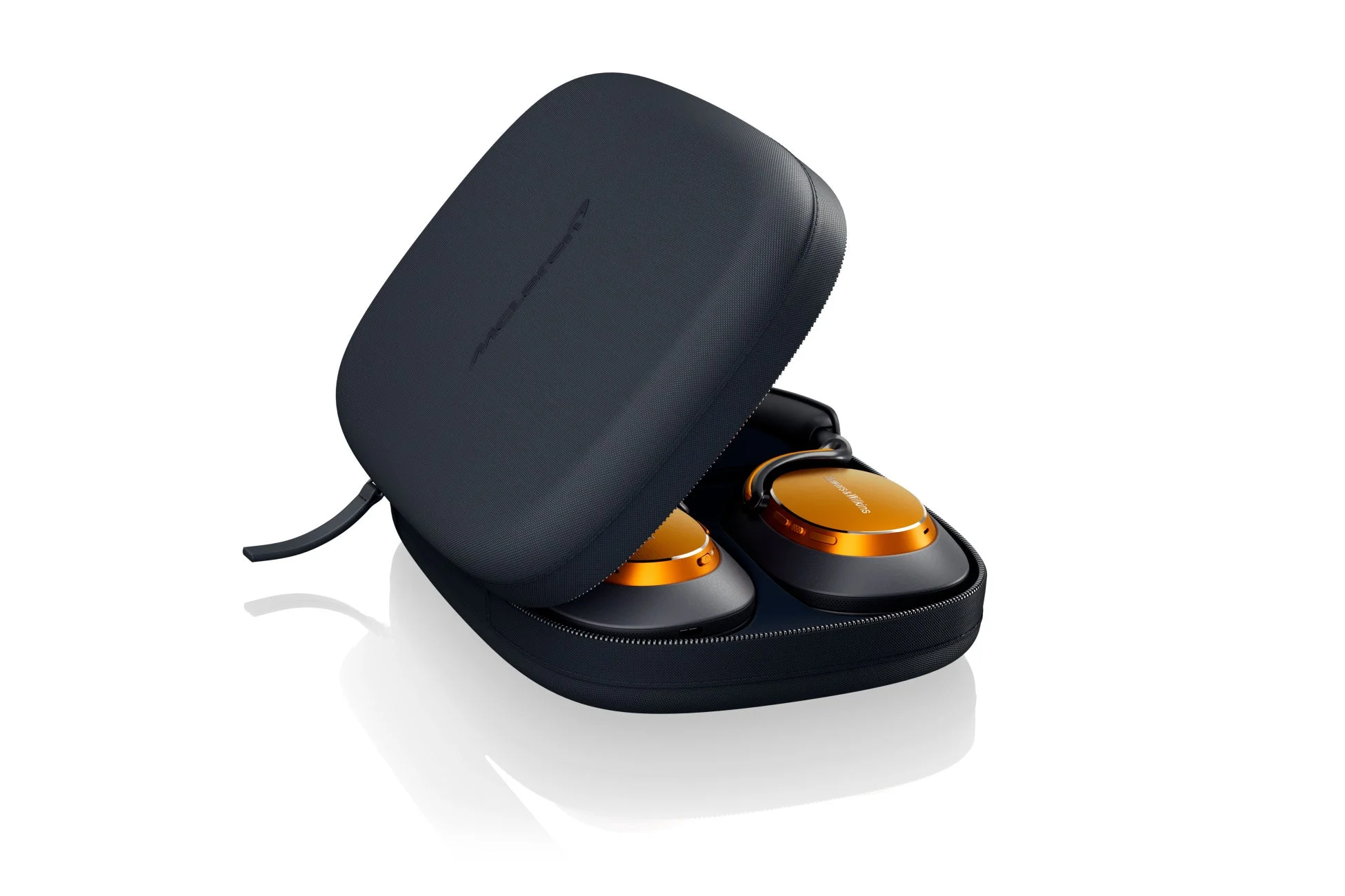 Bowers & Wilkins Px8 S2 McLaren Editionとキャリングケース