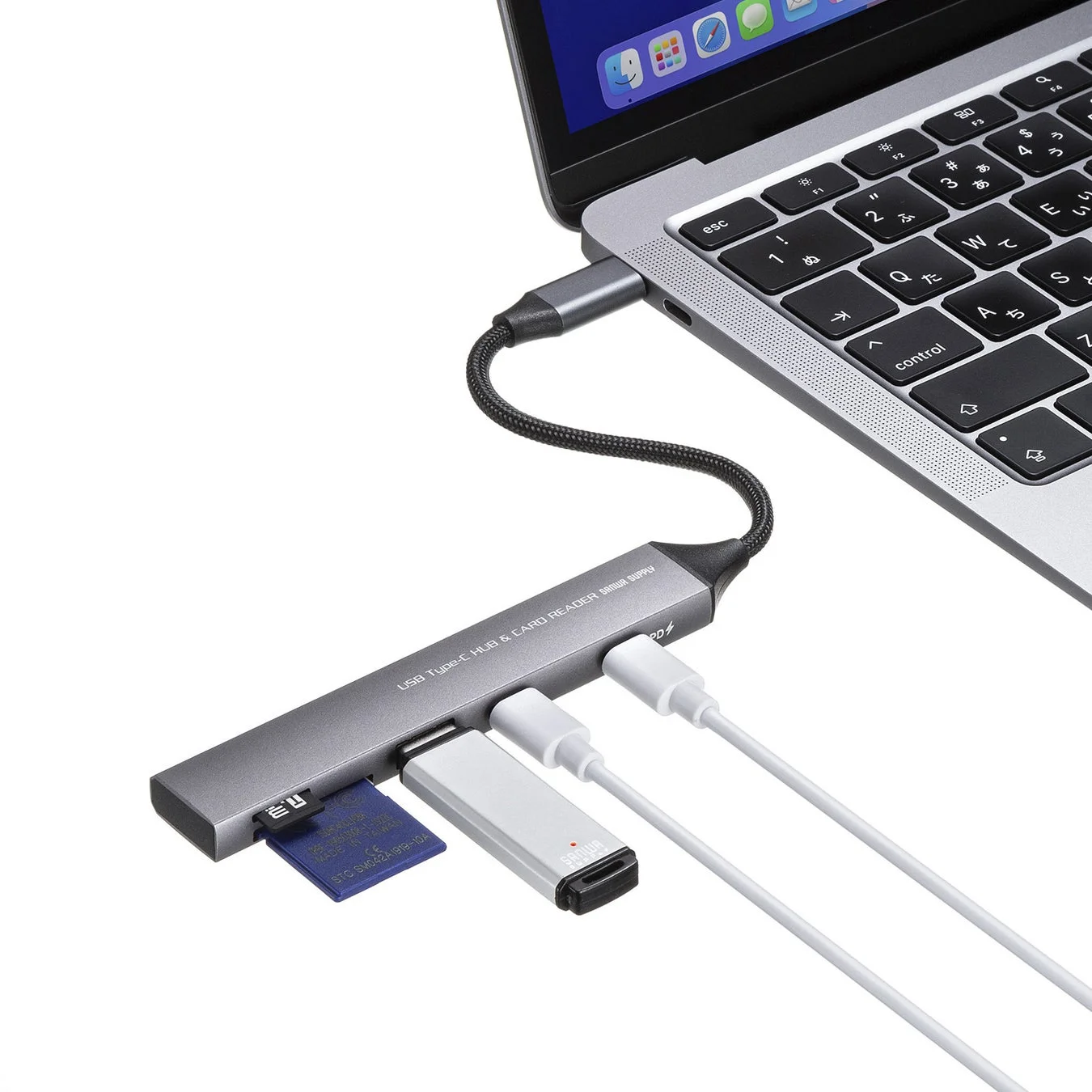 ノートPCに接続されたケーブル一体型USBハブ