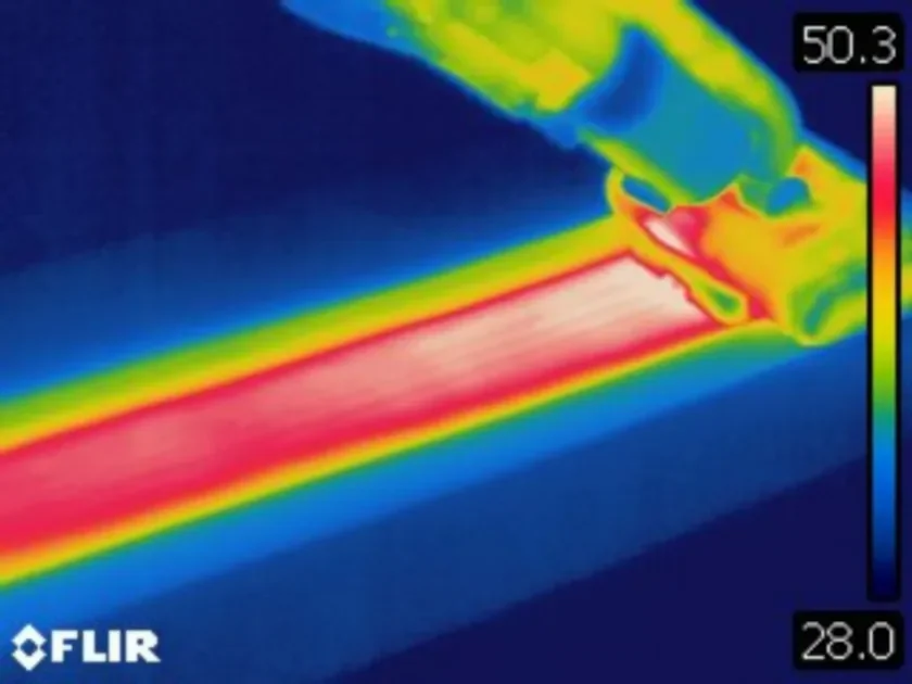 熱画像カメラで撮影された画像で、青い背景の中に真っ赤な高温の物体が写っています。