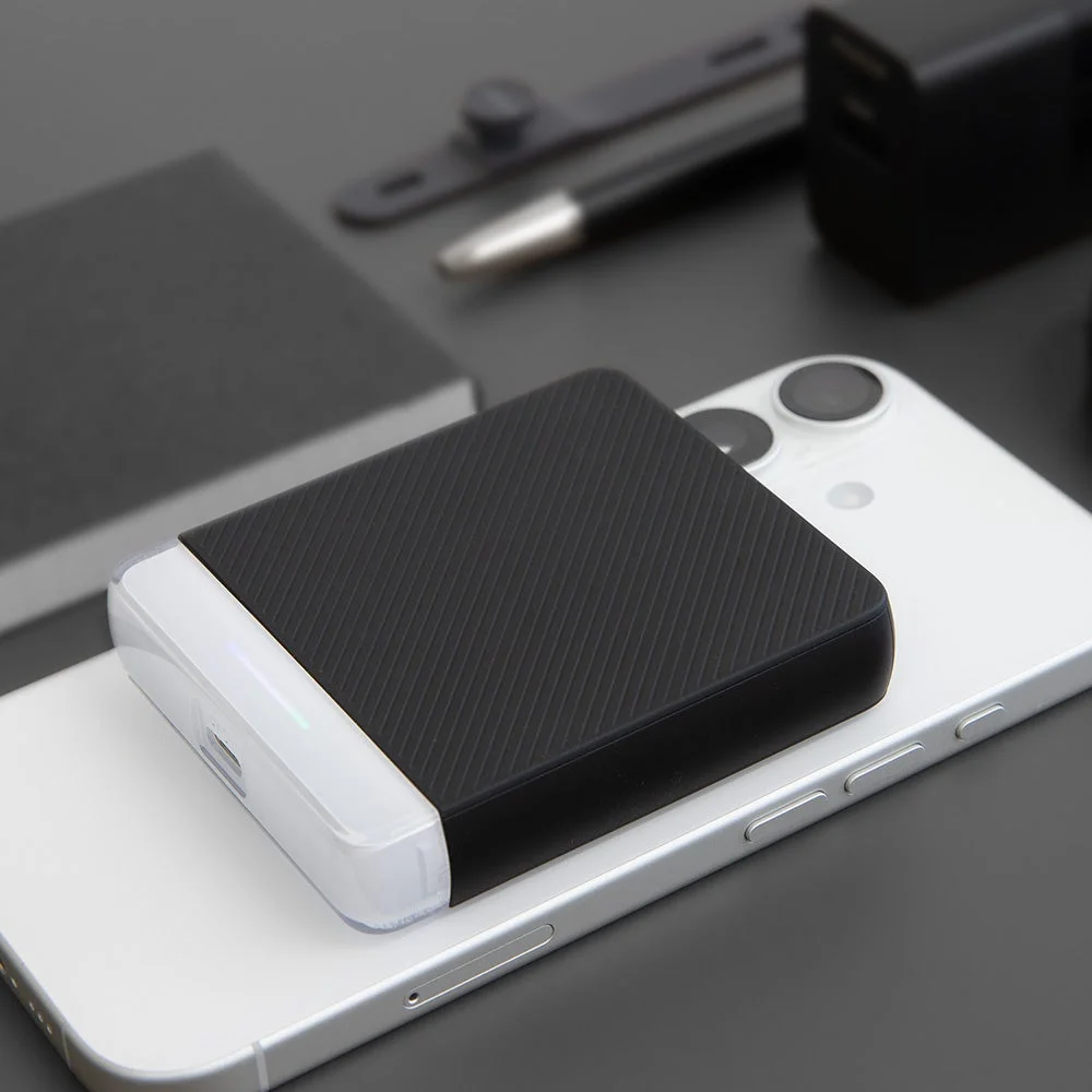 スマートフォンとモバイルバッテリー