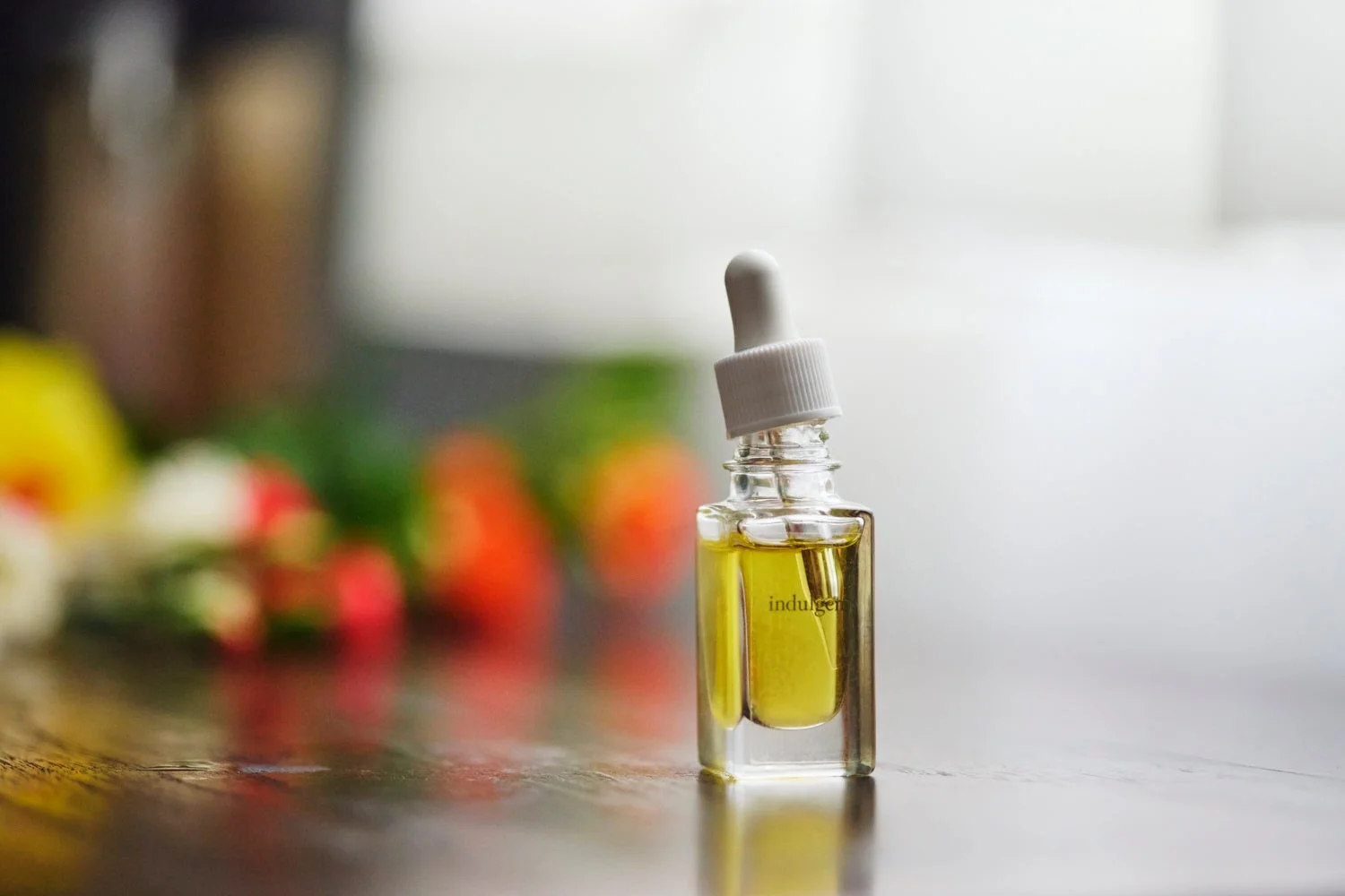 美容液のボトルと花