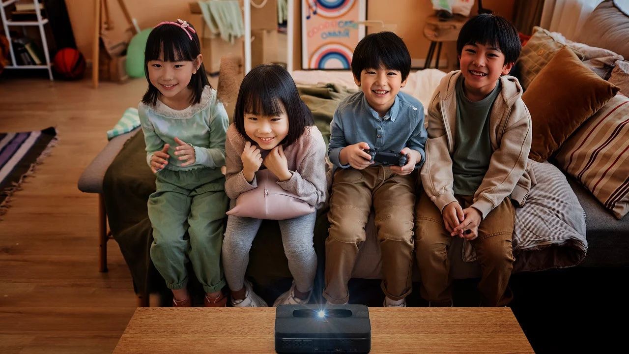 子ども部屋でプロジェクターを楽しむ子供たち