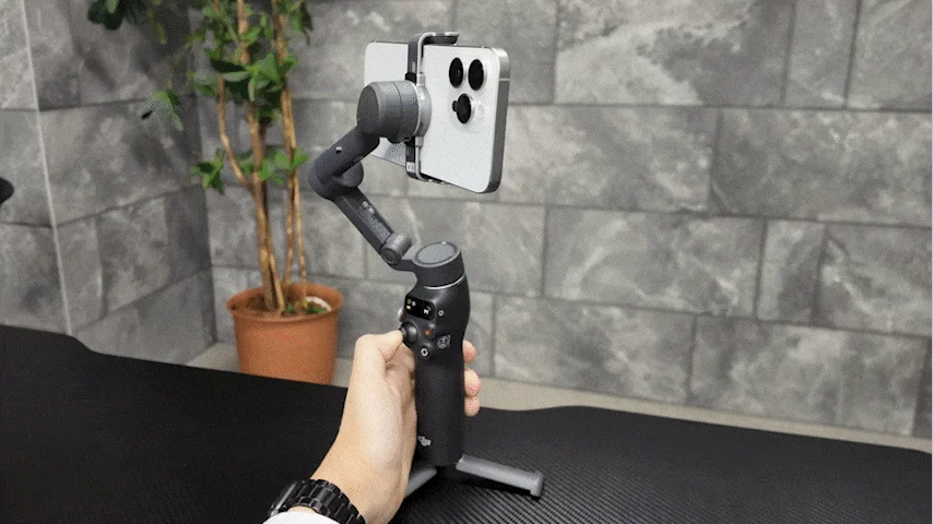 スマートフォンジンバルを操作する手