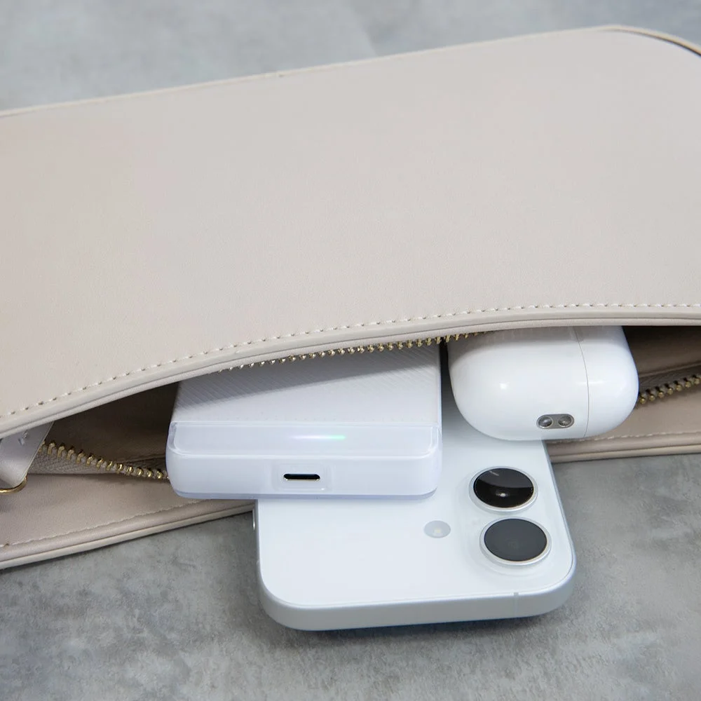 バッグから覗くガジェット類