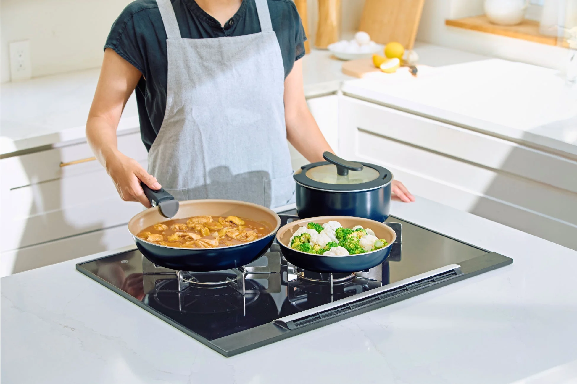 エプロン姿で料理する人