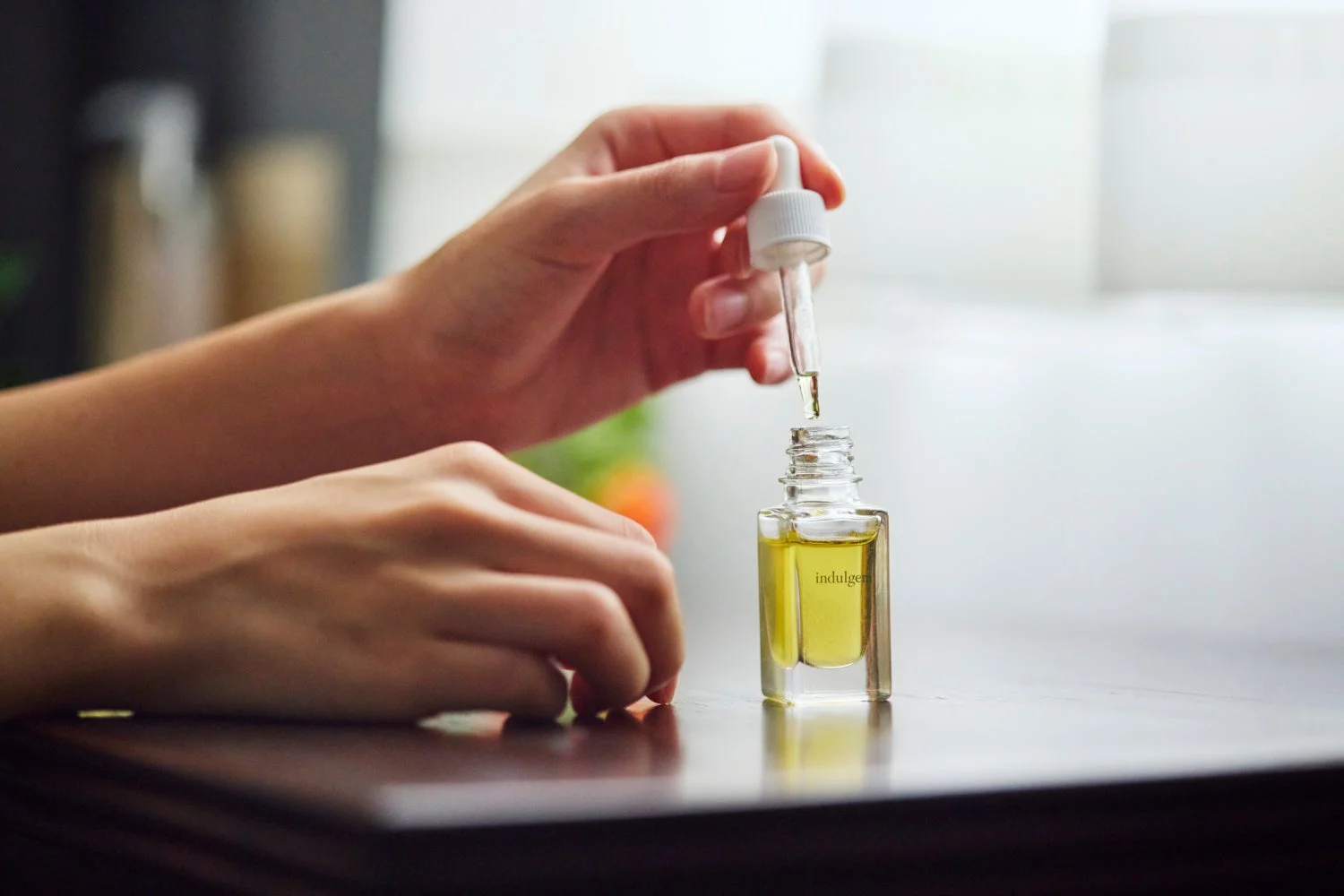 スポイトでオイルを滴下する手元