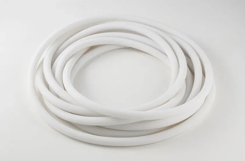 白いロープ,紐,コード,巻かれた,コイル状,シンプル,白背景,素材