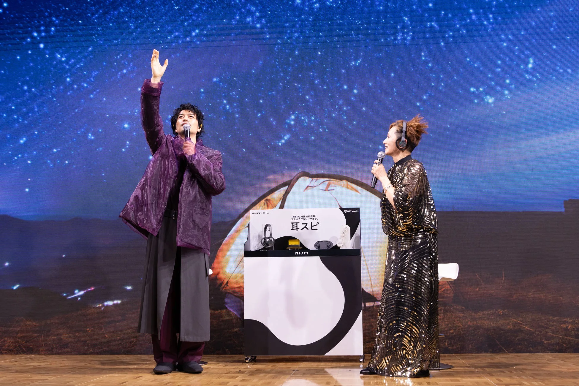 森林の映像に合わせて開放感を表現する夏木マリさん