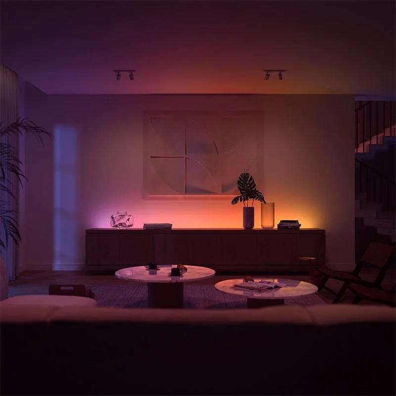 カラフルな間接照明のリビング