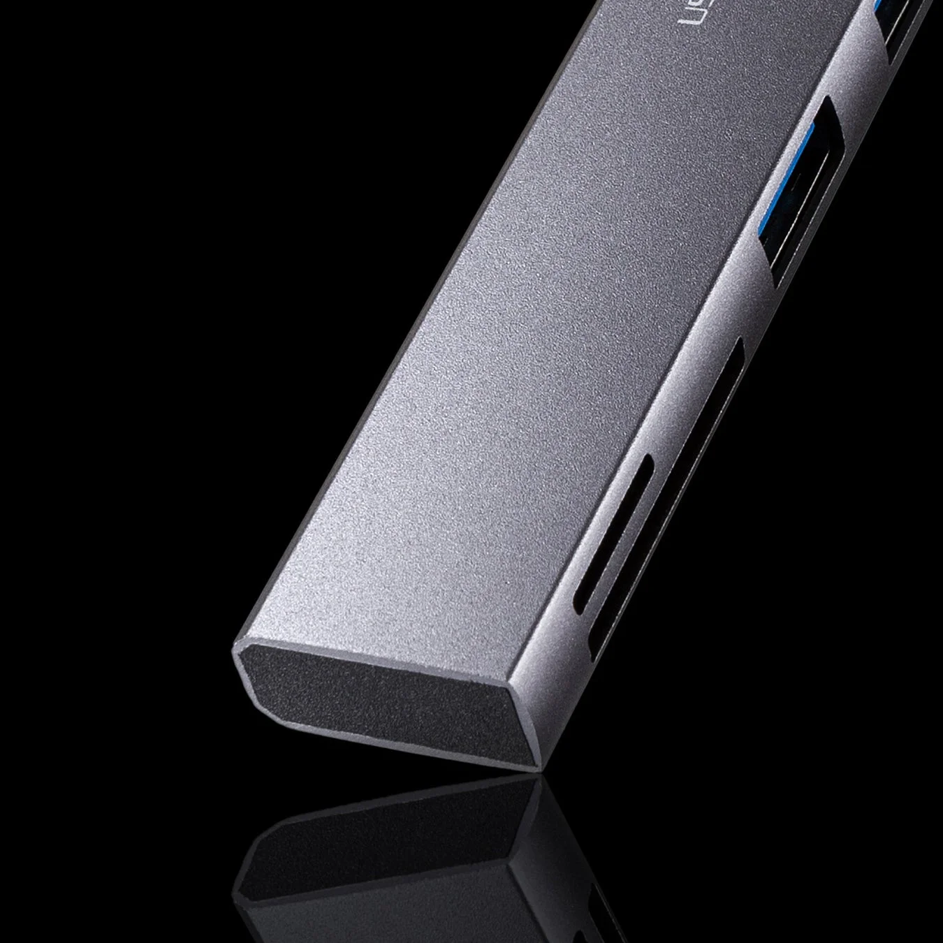 スタイリッシュなアルミ筐体のUSBハブ