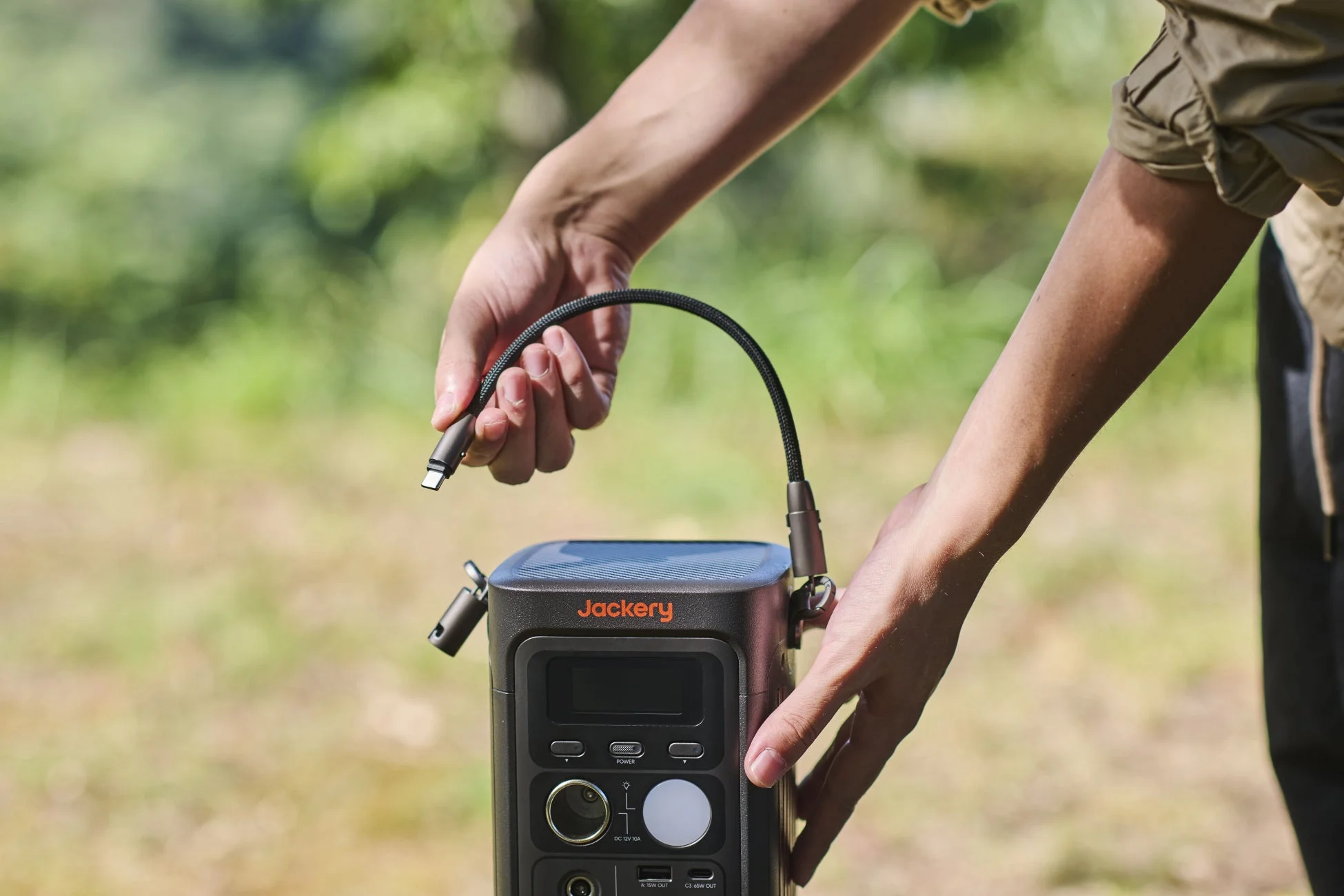 2WAYの持ち方が可能なJackery ポータブル電源 300D