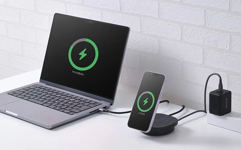 充電中のノートパソコンとスマートフォン