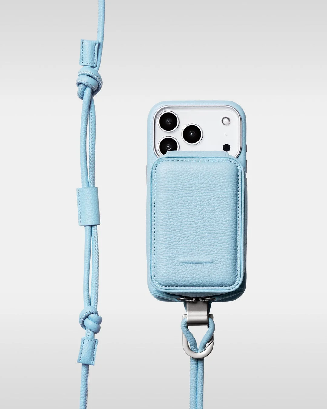 淡い水色のiPhoneケースとショルダーストラップ