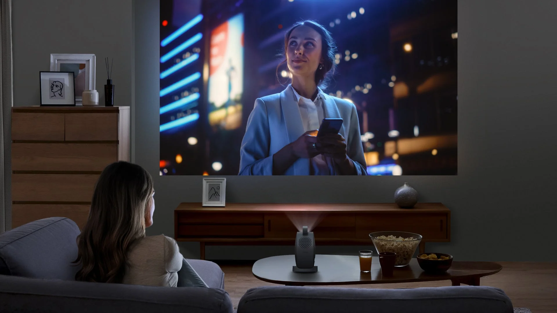 リビングでプロジェクター鑑賞を楽しむ女性