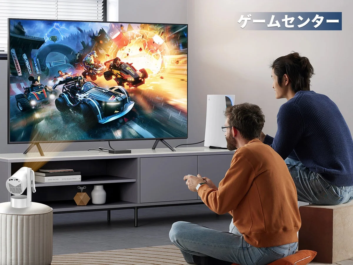 リビングでプロジェクターを楽しむ家族