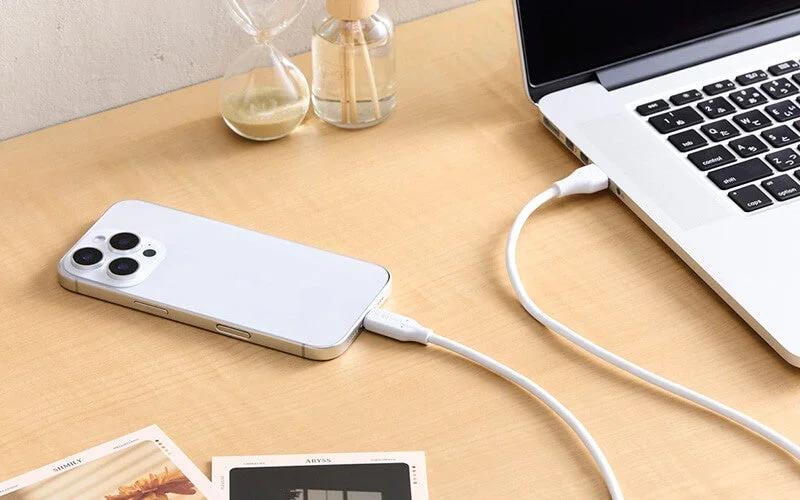 スマートフォンとノートPCを接続する様子