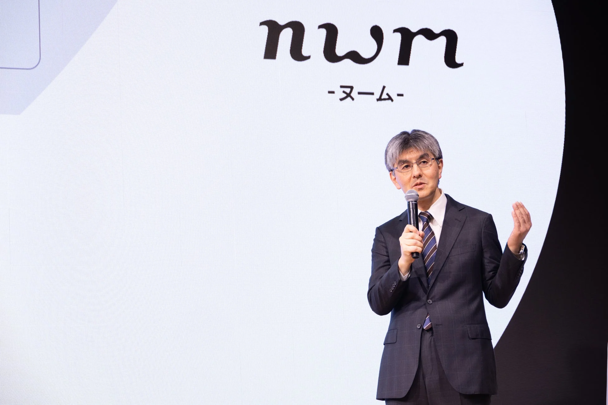 発表会で講演するNTTソノリティ代表取締役社長の坂井氏