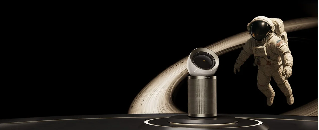 宇宙空間に浮かぶ宇宙飛行士と、洗練されたデザインのスピーカー