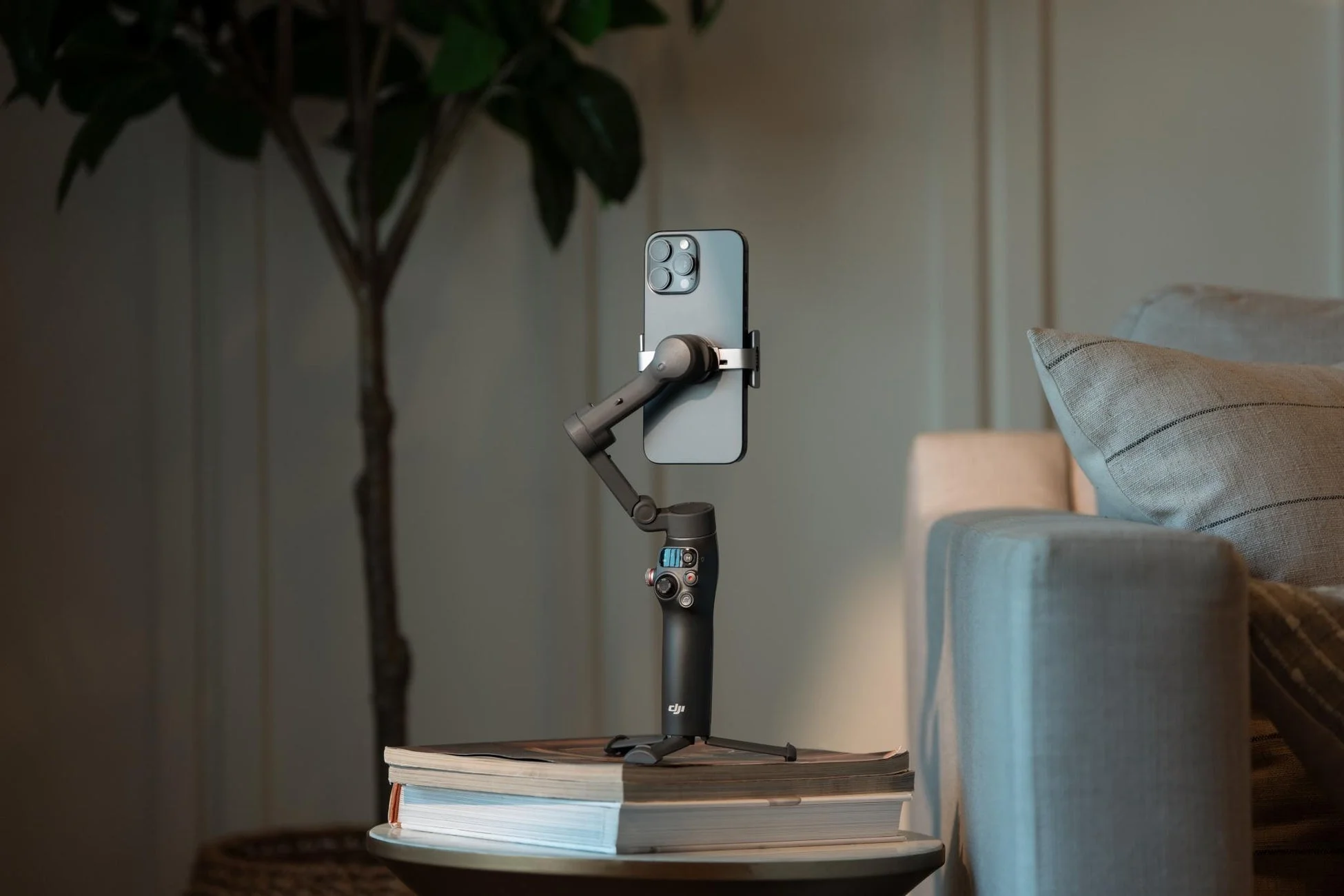 スマートフォンを装着したDJI製ジンバルがテーブルに設置されている様子